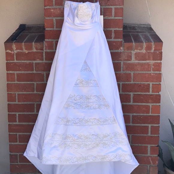 2 Be Wedding Dress - Picture 2 of 9